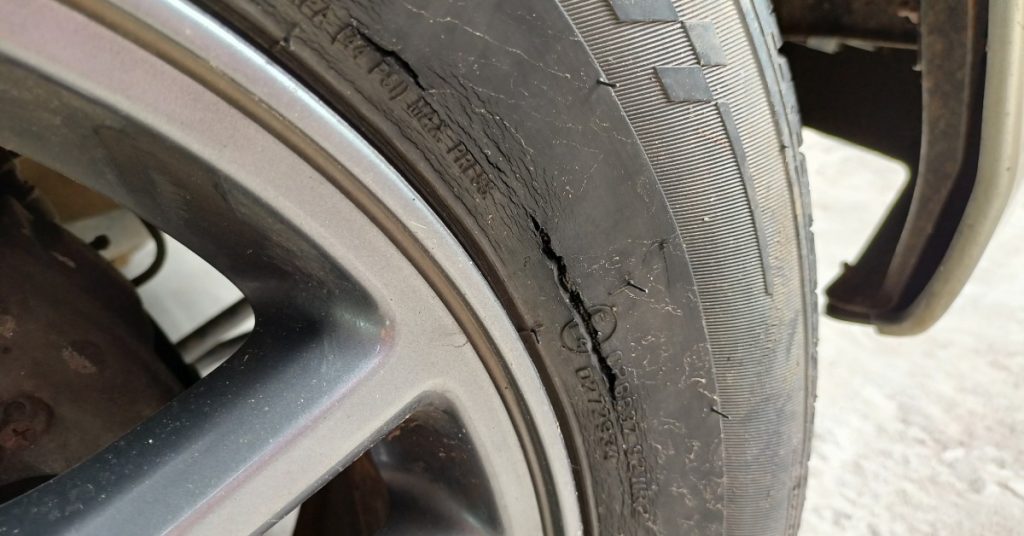 https://s3.amazonaws.com/rnrtires.com/wp-content/uploads/2026/08/26174632/gulf-coast-rnr-454070-car-crack-tire-blogbanner1-1024x536.jpg