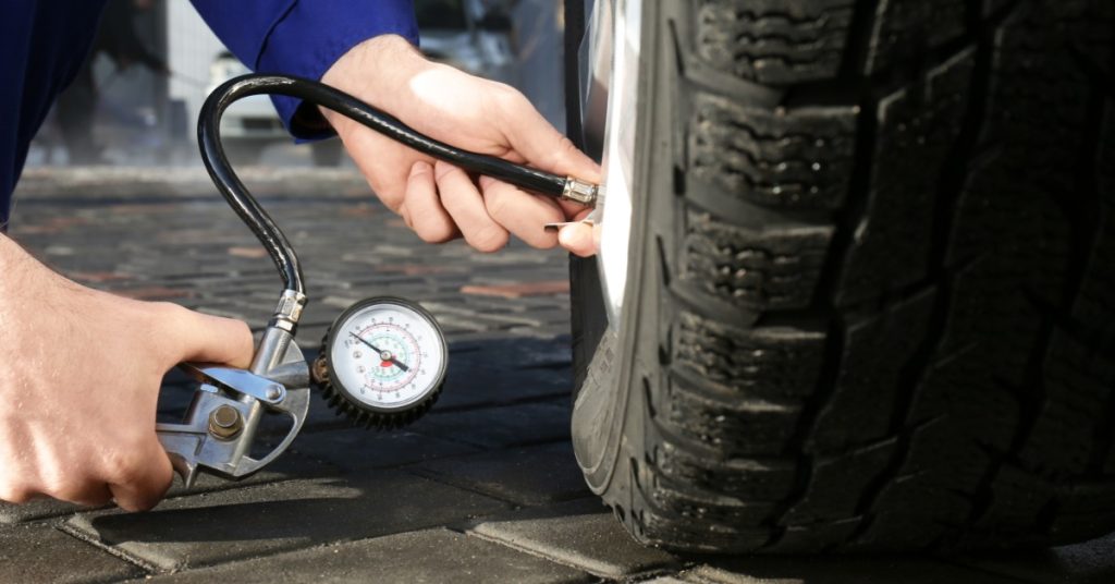 https://s3.amazonaws.com/rnrtires.com/wp-content/uploads/2026/08/27214313/GulfCoastRNR-454068-checking-tire-pressure-blogbanner1-1024x536.jpg