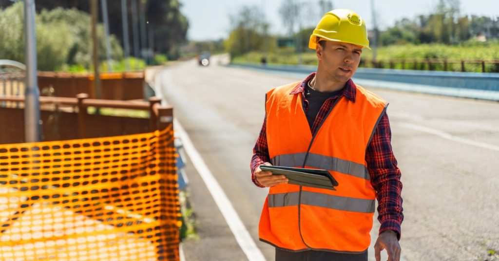 https://s3.amazonaws.com/rnrtires.com/wp-content/uploads/2026/09/17161513/gulf-coast-rnr-459209-worker-road-outside-blogbanner1-1024x536.jpg