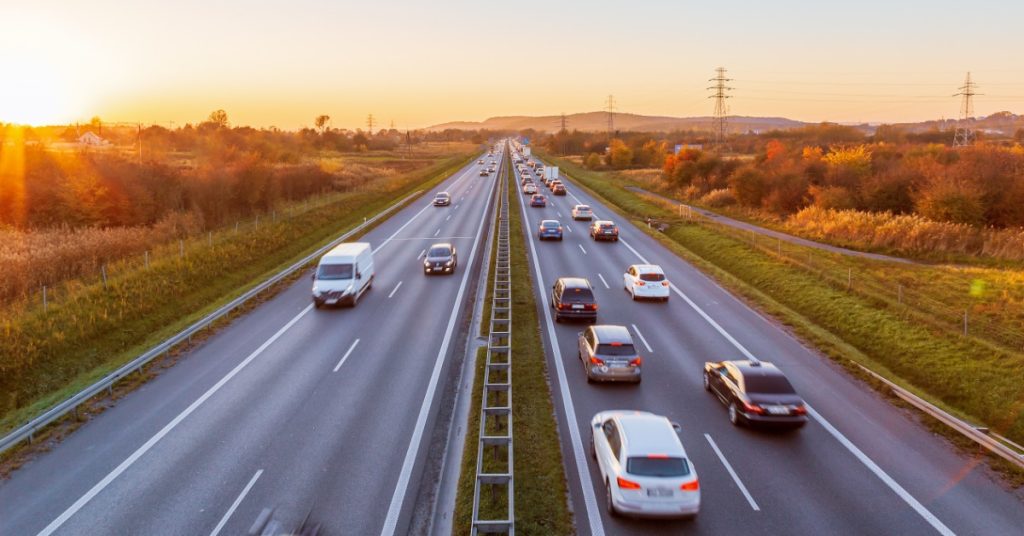 https://s3.amazonaws.com/rnrtires.com/wp-content/uploads/2026/10/21164057/gulf-coast-rnr-464237-cars-sunny-traffic-blogbanner1-1024x536.jpg