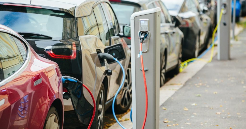 https://s3.amazonaws.com/rnrtires.com/wp-content/uploads/2026/10/23182756/gulf-coast-rnr-464241-vehicles-daytime-chargers-blogbanner1-1024x536.jpg