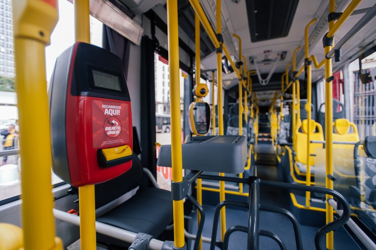 SPtrans entrega 400 ônibus novos com wi-fi e tomada para celular, mas alguns usuários reclamam