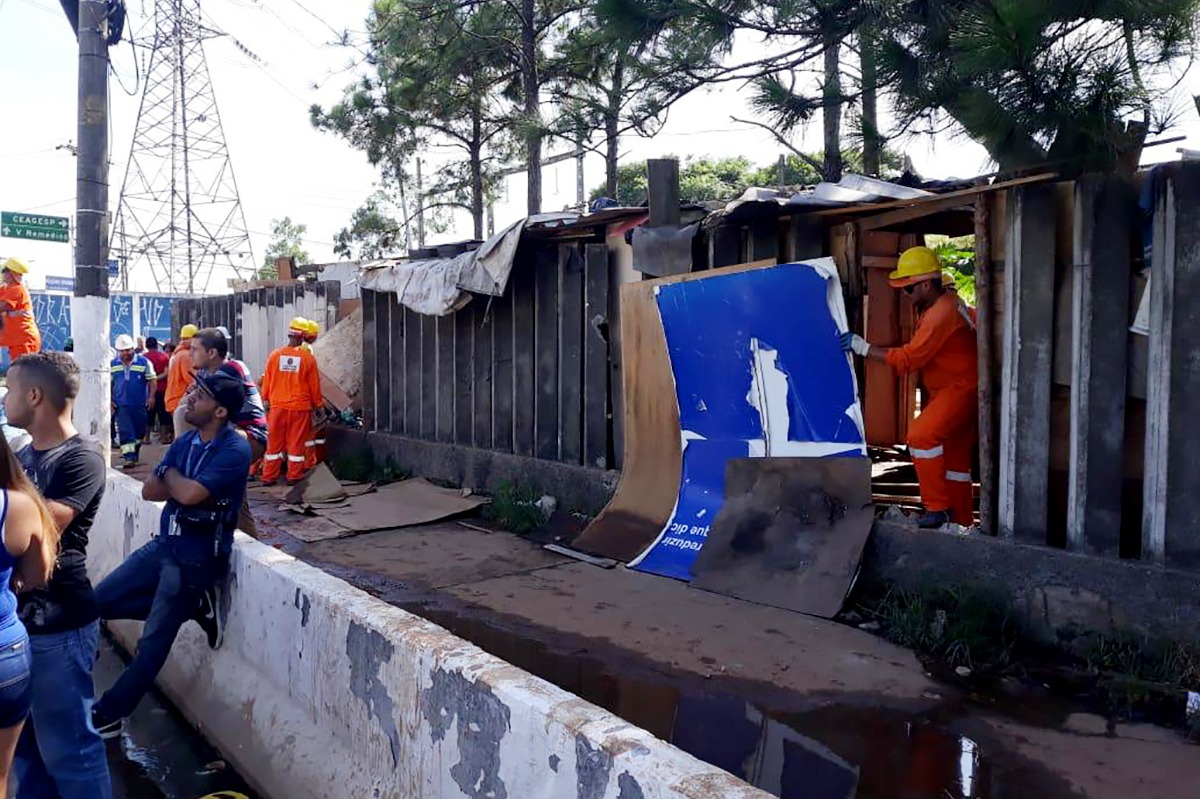Moradores são retirados do Jardim Humaitá após área ser considerada de alto risco
