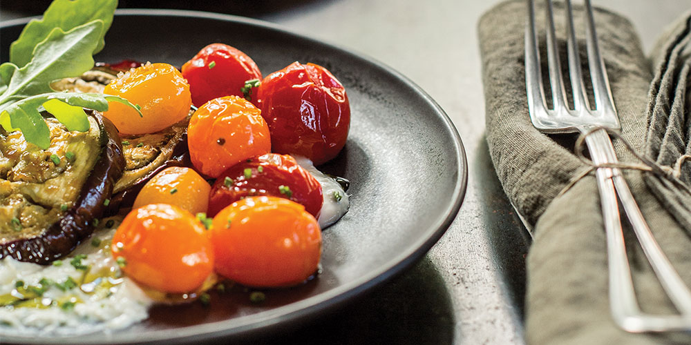 Aubergine et tomates rôties avec feta crémeuse, de Josée di Stasio