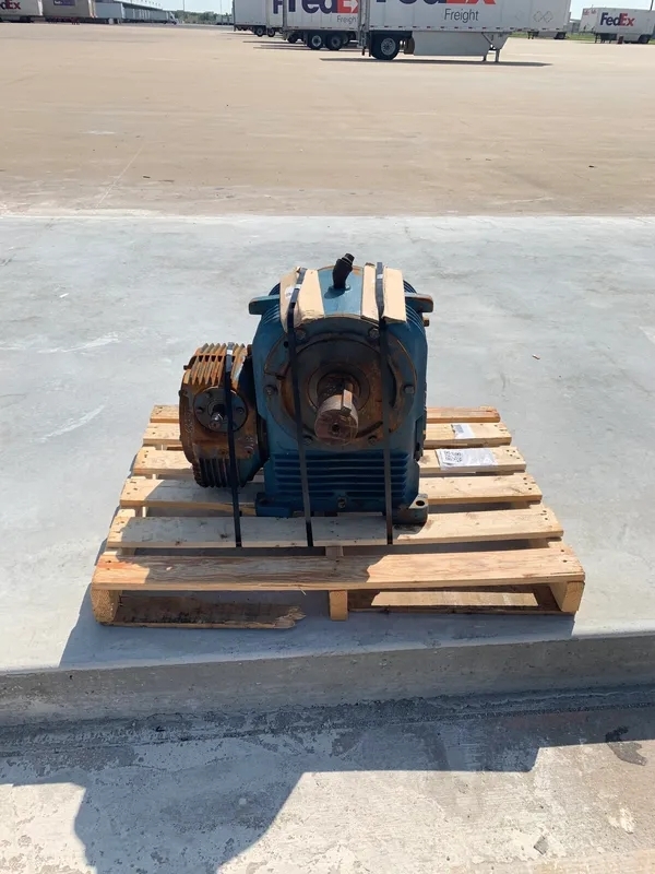 What are the recommended inspection techniques for identifying cracks in pump casings?