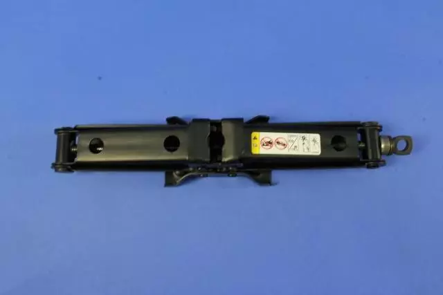 Jack. 2 door. 4 door. Bottle type. Without tool kit.