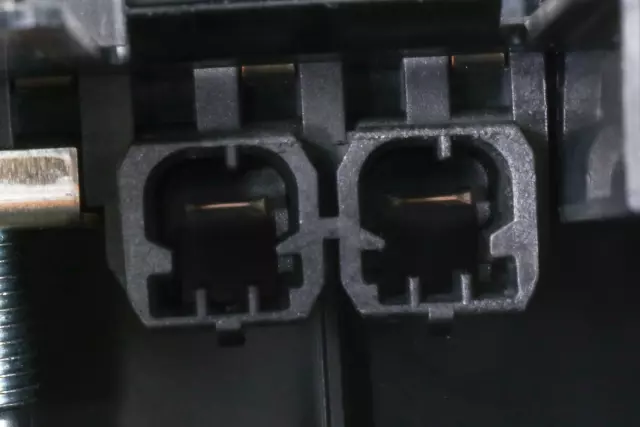 gmお取り置き 2016-2024 Chevrolet Camaro Rear Body Fuse Block 84081785