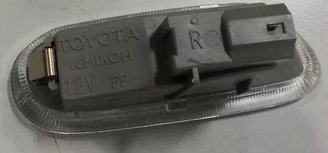 1998-2007 Toyota Land Cruiser - Courtesy Lamp