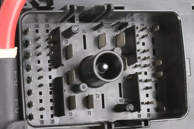 Genuine GM Front Compartment Fuse Block 13343936