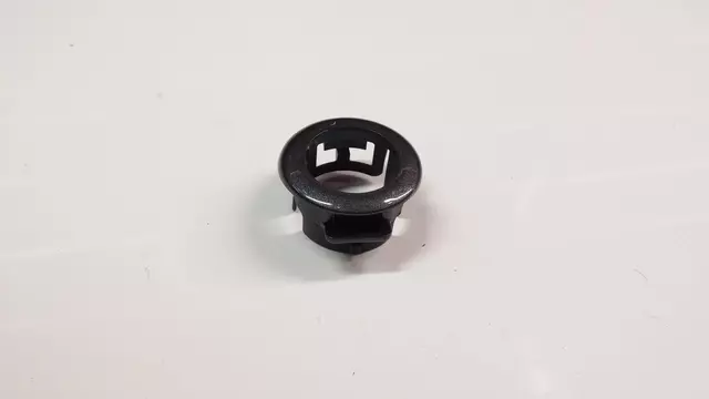 2008-2011 Toyota Land Cruiser - Retainer