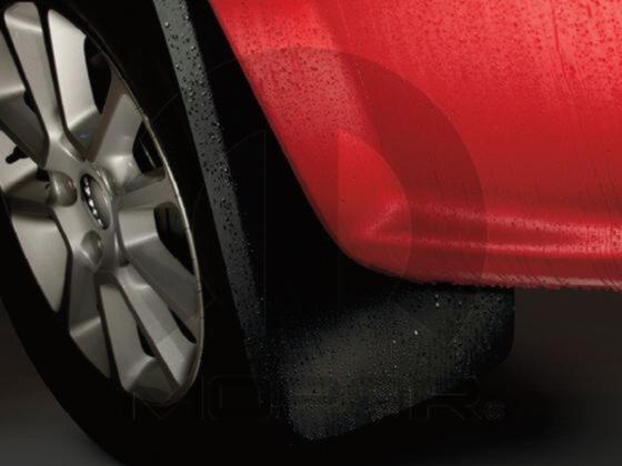 Mopar Paraspruzzi Anteriori Deluxe – Set Da 2 In Nero Verniciabile Per Una Protezione Su Misura