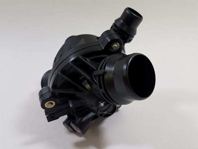 どくだみ BMW 328i Thermostat Housing - 11537549476 & 11537536655