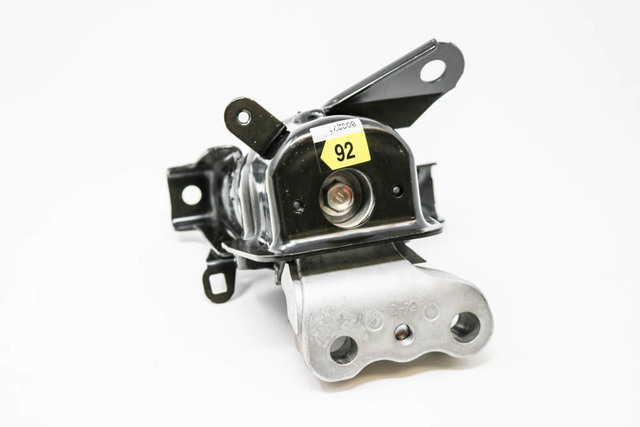m0226　上部 12305-0T051 - Engine Mount (Right) 2009-2013 Toyota | Longo