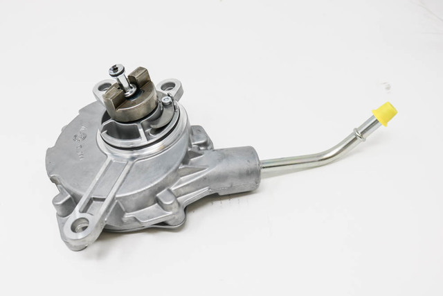 トヨタ純正　バキュームポンプ　29300-31011　リビルト品 29300-31011 - Vacuum Pump 2017-2024 Toyota | Longo Toyota Parts