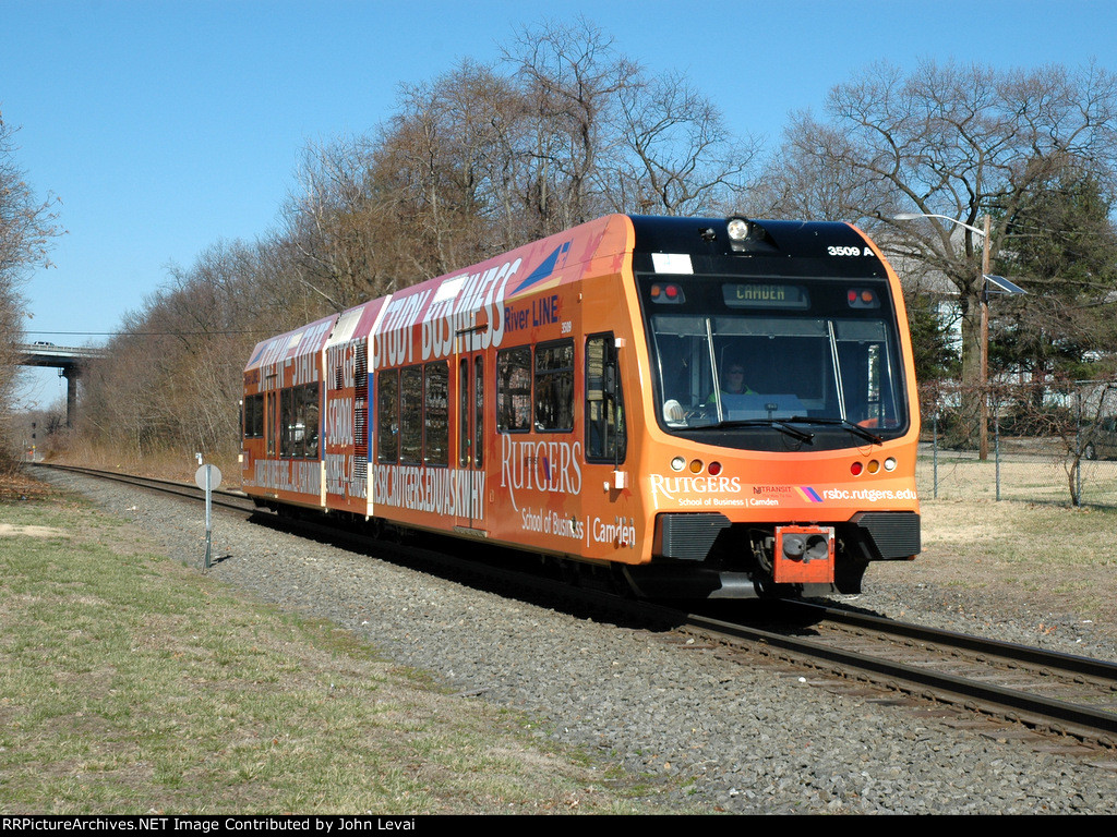Southbound RL train with RU Adwrapped approaching the Pennsauken X-fer ...