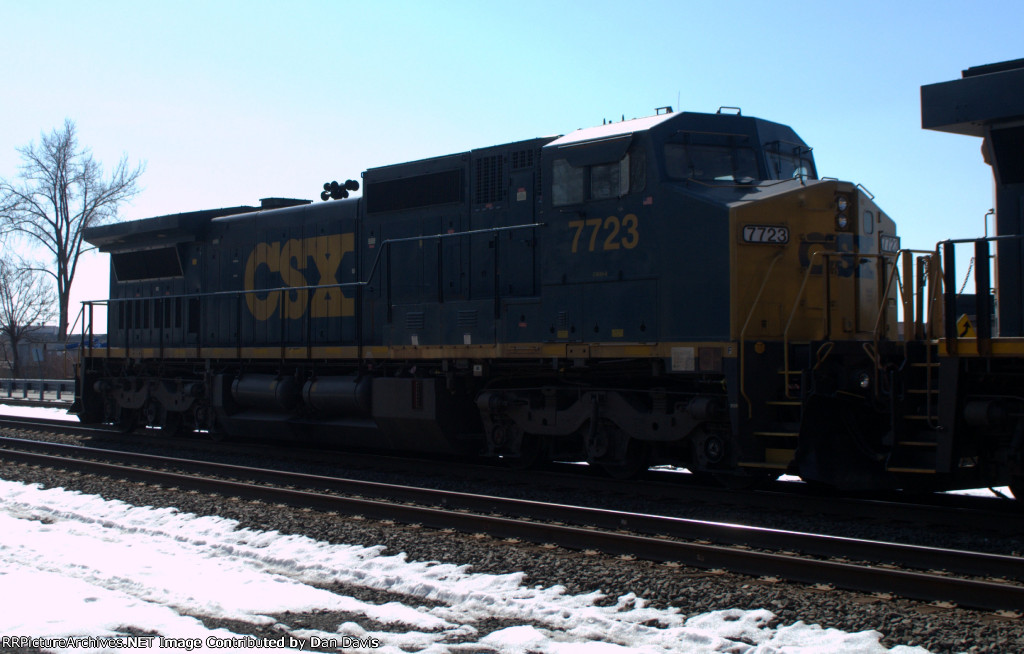 CSX C40-8W 7723 bringing up the marker on Q434-08