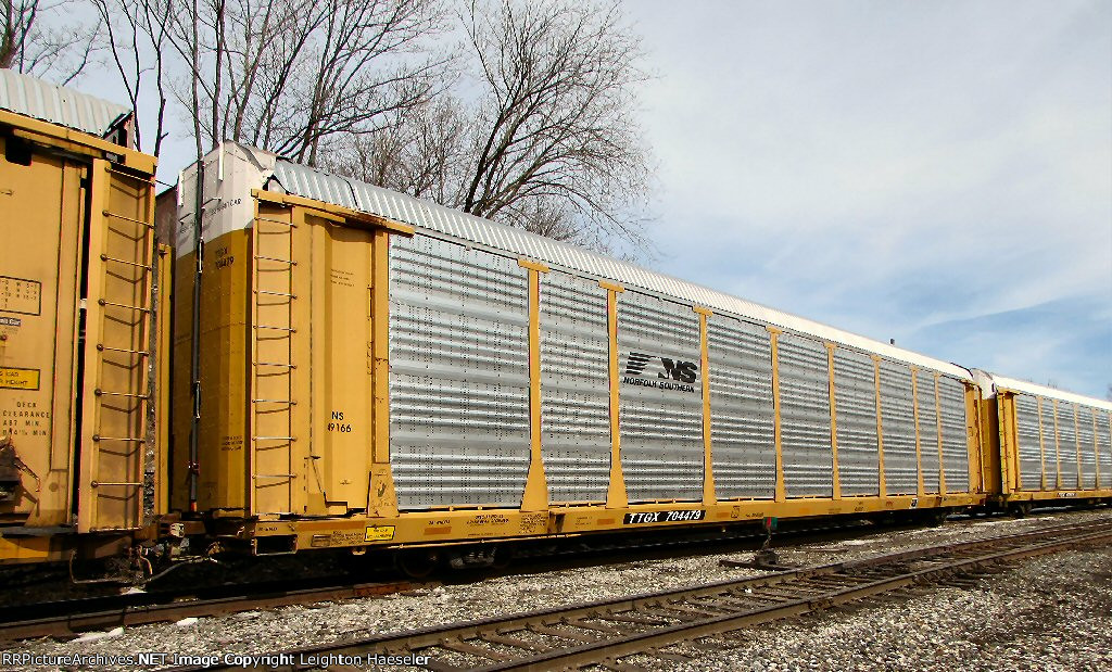 TTGX 704479 with a NS autorack