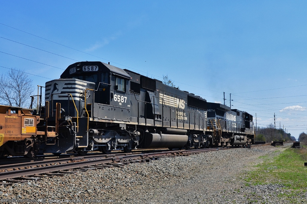 NS 6587 looks like a loco should.
