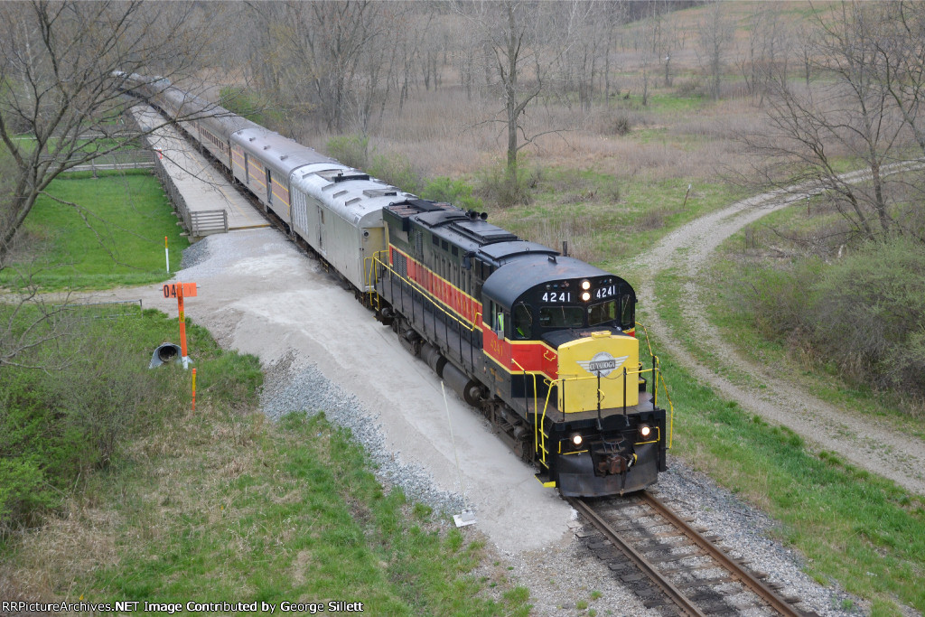 8420 shoves the train into Rockside.