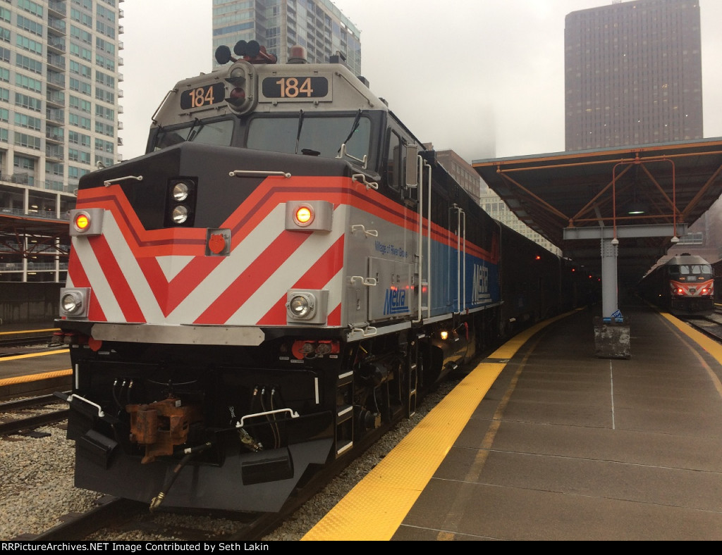 METX 184 Loading train 405 at LaSalle St.
