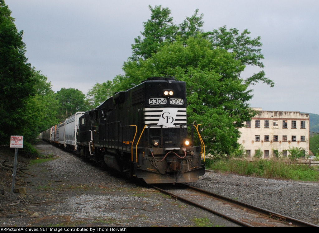 DDRV 5304 brings RP-1 east at the South Lincoln Avenue grade crossing