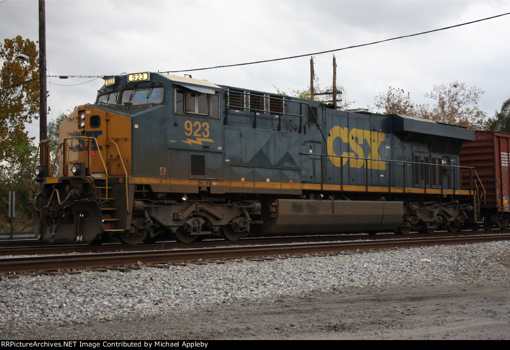 CSXT 923 cab shot.