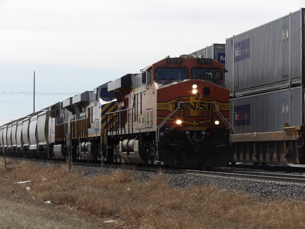 BNSF ES44DC 7670