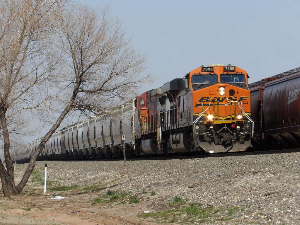 BNSF ES44DC 7395