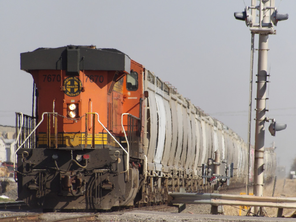 BNSF ES44DC 7670