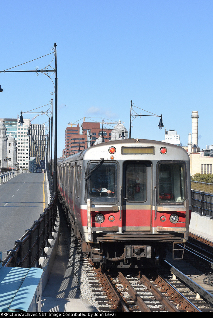 T Red Line arriving into Charles/MGH Station