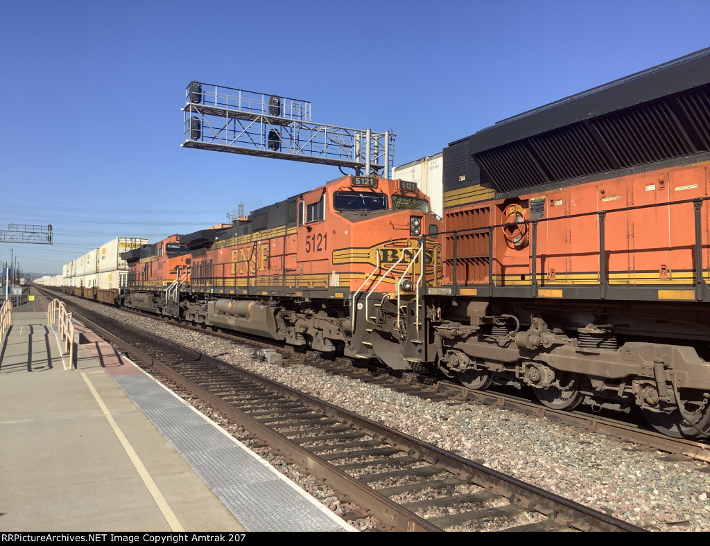 BNSF Dash 9 #5121 Heads to the Midwest at Commerce