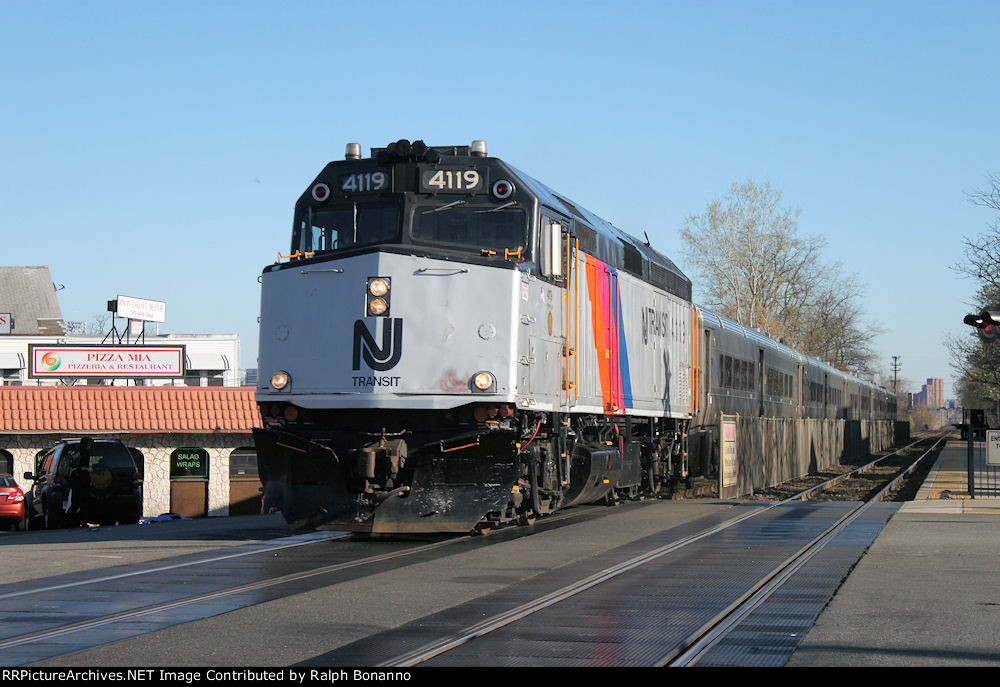 NJT F40 PH-2B CAT leads another load of 