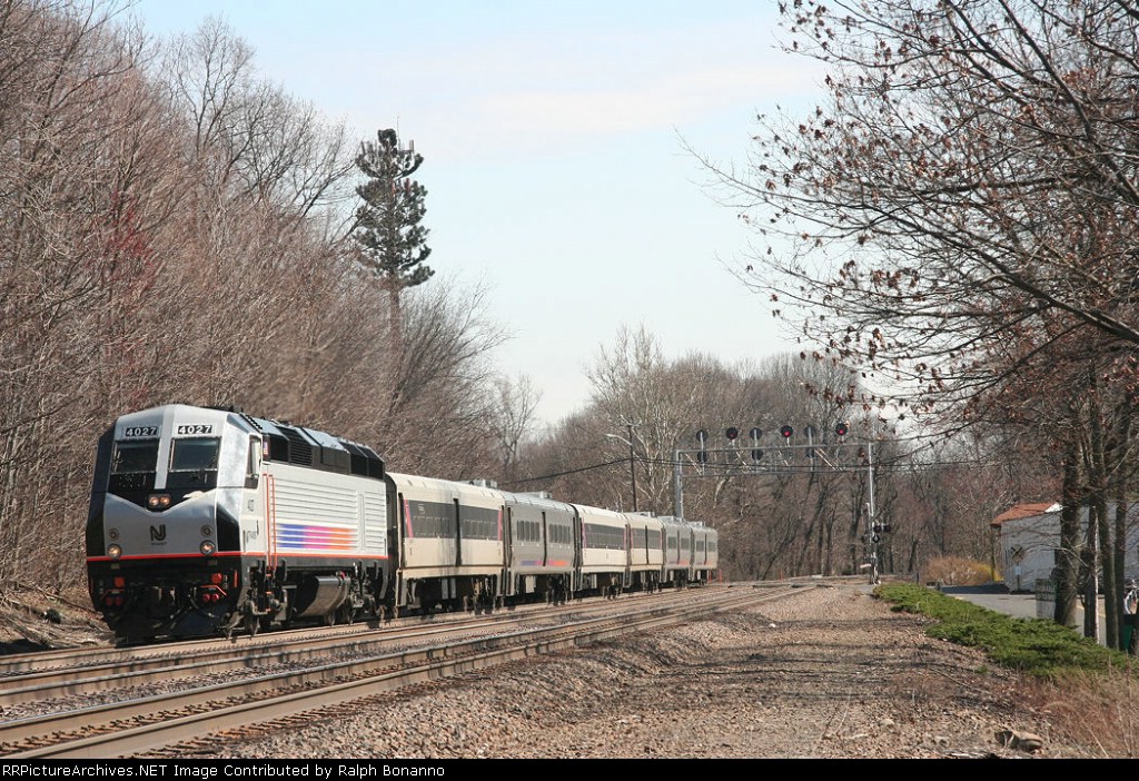 PL42AC 4027 leads a westbound on track 1 at Hollywood Ave