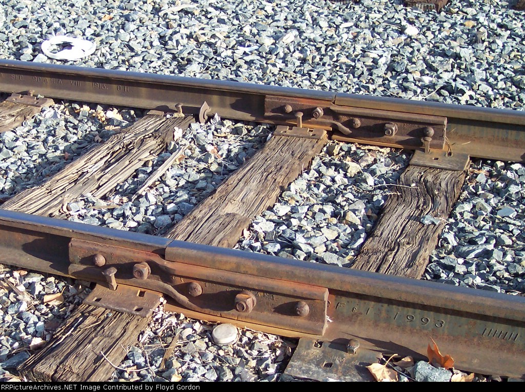 Juxtaposing Rails Compromise (Step) Joint Bars connect rails