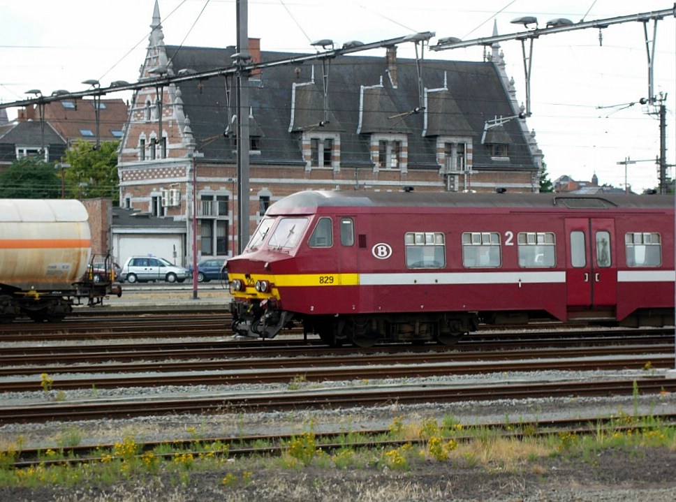 SNCB AM75 829 en Gare SNCB Tournai. Train Immobile. NMBS AM75 829 im ...