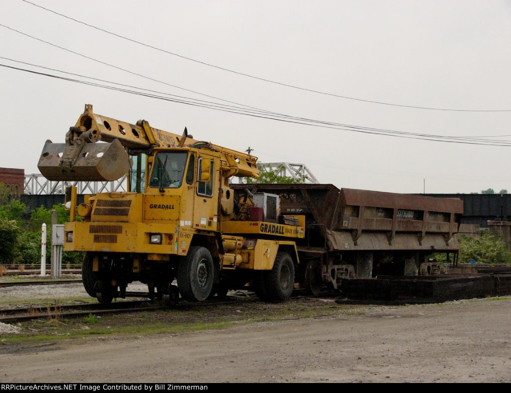 CSX EX-9101 Gradall Track Star and CSX 913800 Difco Dump