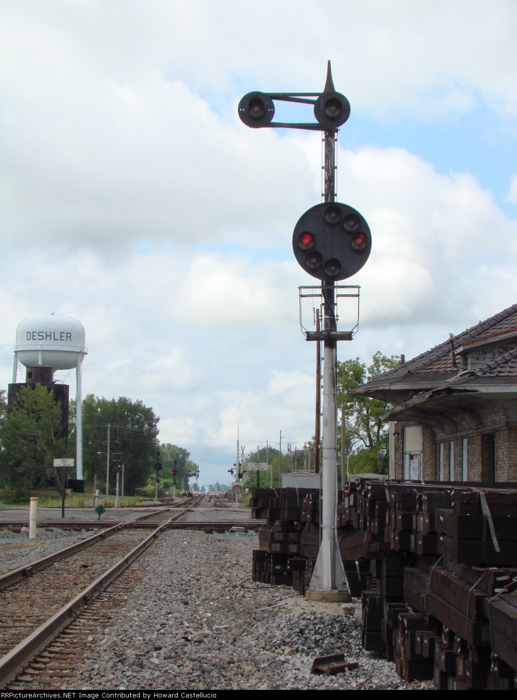 SB home signal on the Toledo/Cincinati Line. Notice the old water tank ...