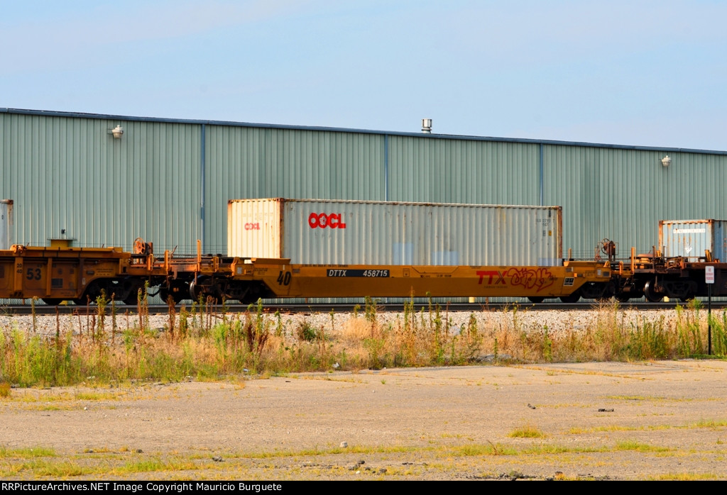DTTX Stack car with OOCL container