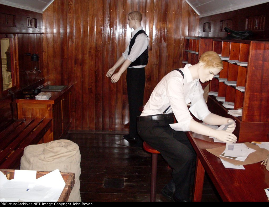 Mail sorting carriage