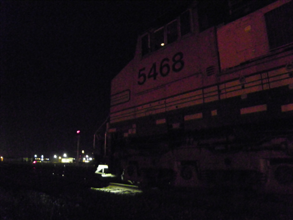BNSF C44-9W 5468 & RED SIGNALS