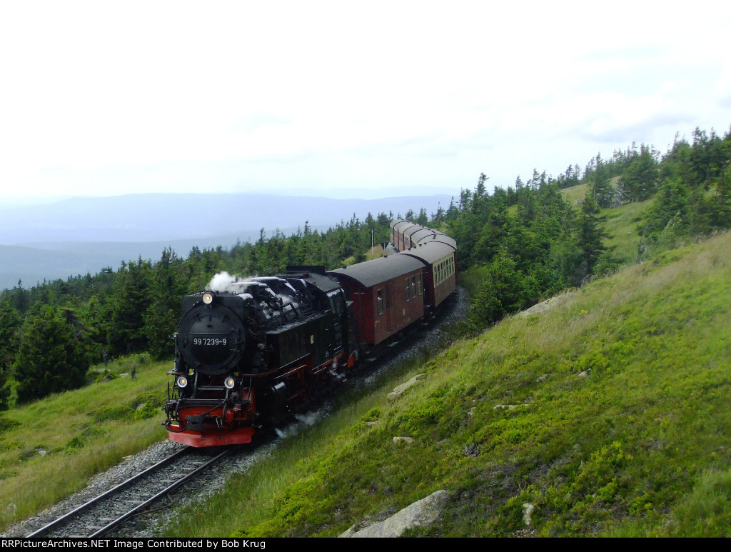 HSB 997239-9 in a runby as it approaches the summit