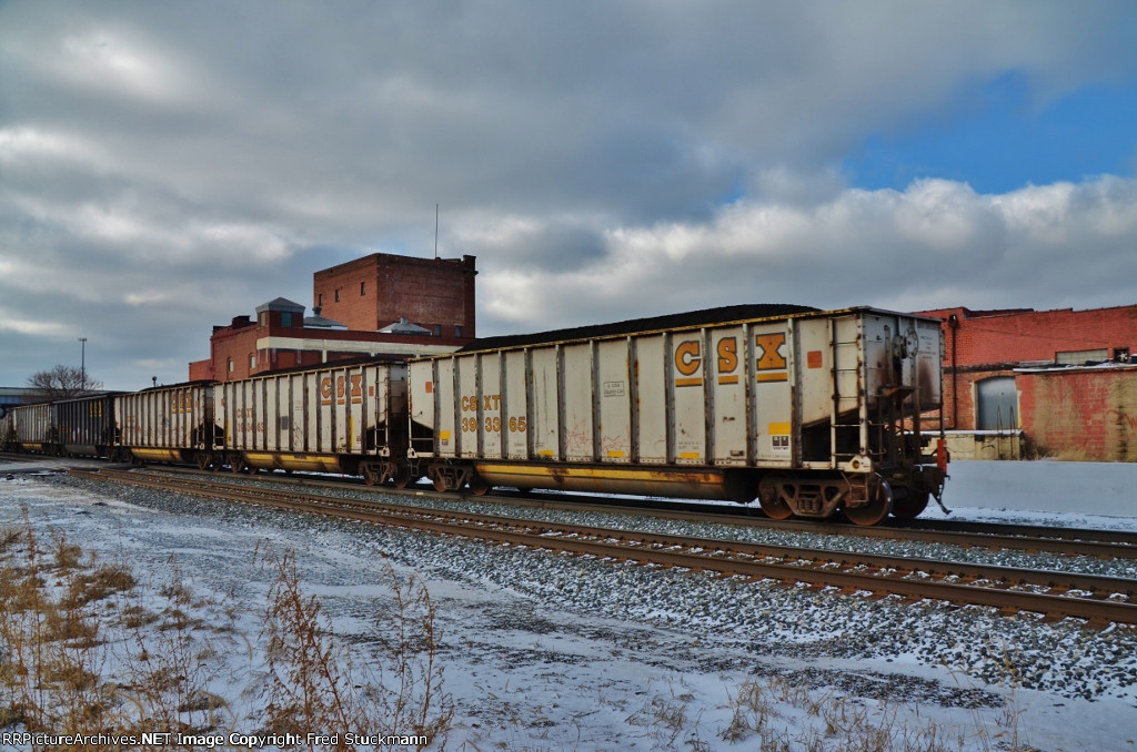CSX 393463 & 393365 bring up the rear of a long coal train.