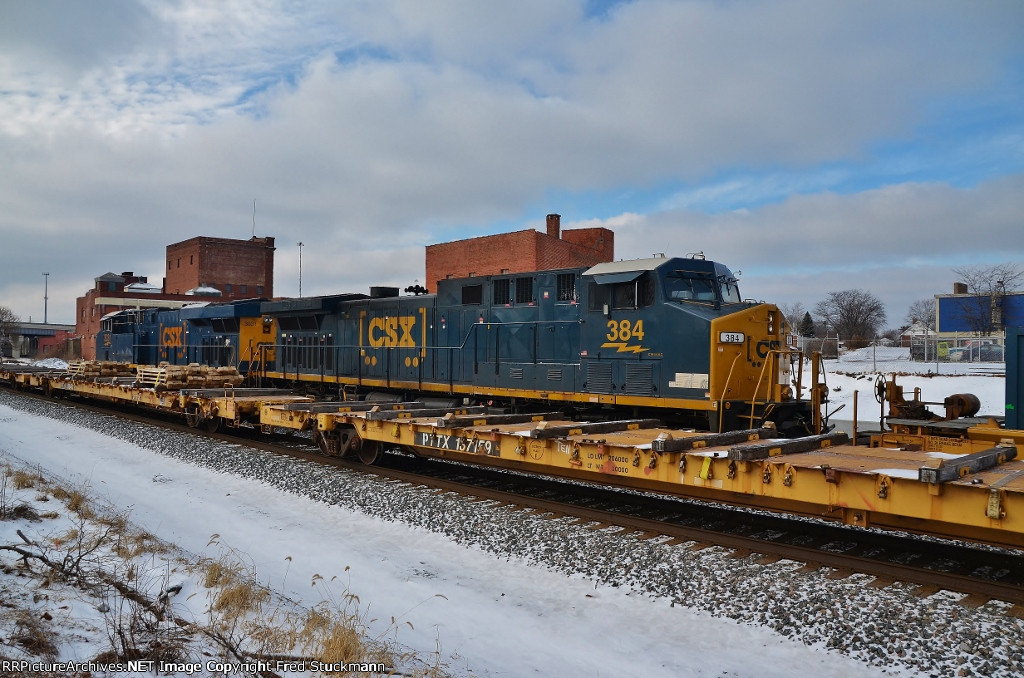 CSX 384 in boxcar clothes.