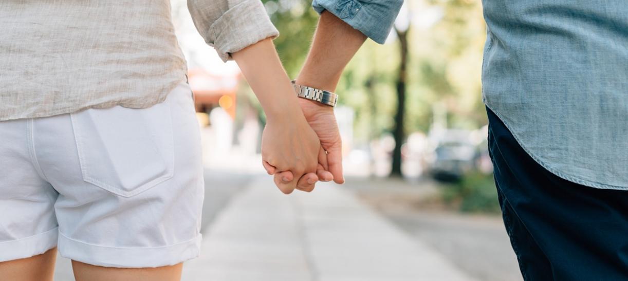 Foto de pareja tomada de la mano