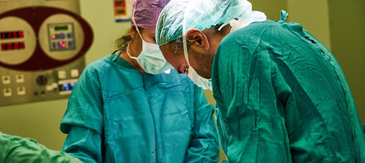 personal médico en sala de cirugía 