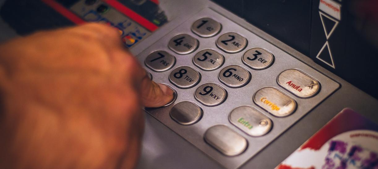 mano en cajeros automáticos 