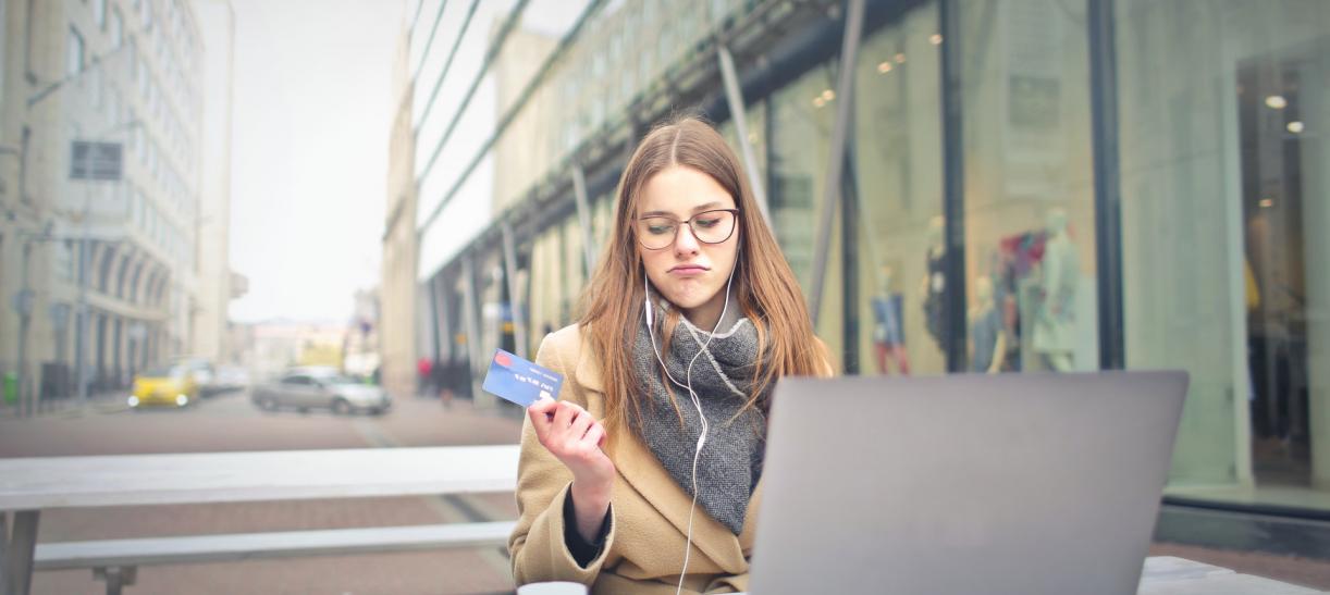 mujer con tarjeta en la mano - diferencia tarjeta de credito y debito