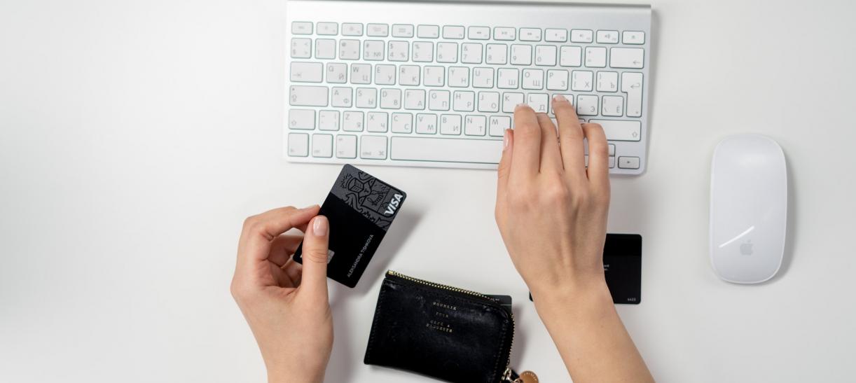 tarjeta de credito y teclado de computador