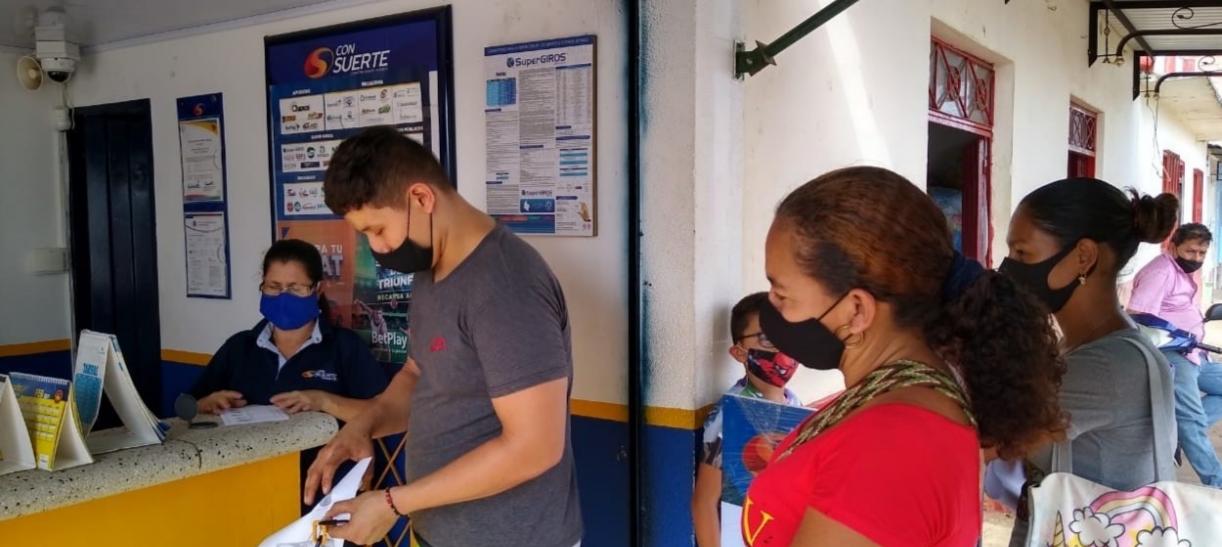 personas haciendo fila para cobrar subsidio devolucion del iva
