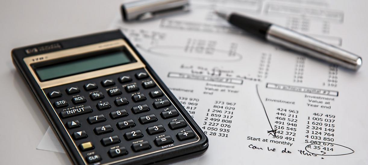 calculadora y boligrafo finanzas declaracion de renta